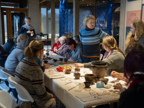 Kultūra veselībai un labbūtībai – ievieš programmu “Nosūtījums uz kultūras aktivitātēm”