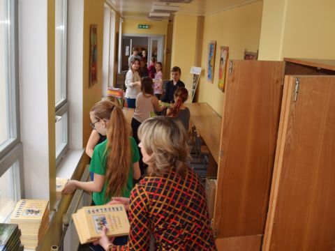 Cēsu pilsētas Pastariņa sākumskolas skolēni vienojas grāmatu ķēdē