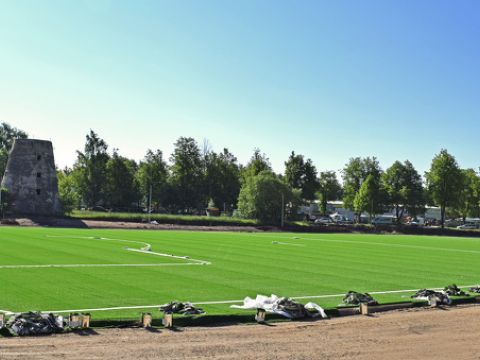 Cēsu stadionā tiek ieklāts mākslīgais futbola segums