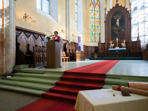 Cēsu Sv.Jāņa baznīcas tornī atgriežas krusts un lode ar vēstījumu nākamajām paaudzēm