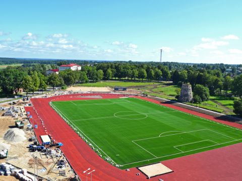 Cēsu stadionā tiek iekārtoti vieglatlētikas sektori