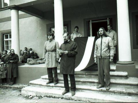 Sarkanbaltsarkanā karoga pacelšana Cēsīs 1988. gadā