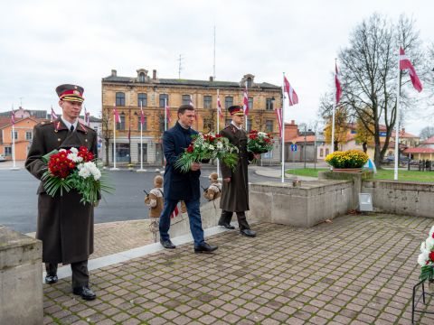 Lāčplēša dienas ziedu nolikšanas ceremonija Cēsīs