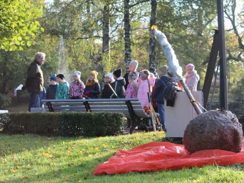 Maija parkā stāda liepas