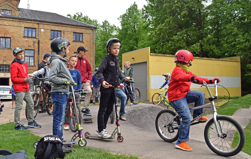 Svinīgi atklāta unikāla asfalta seguma velotrase