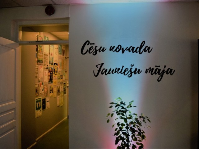 Atklāj Jauniešu māju