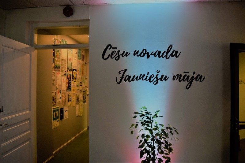 Atklāj Jauniešu māju
