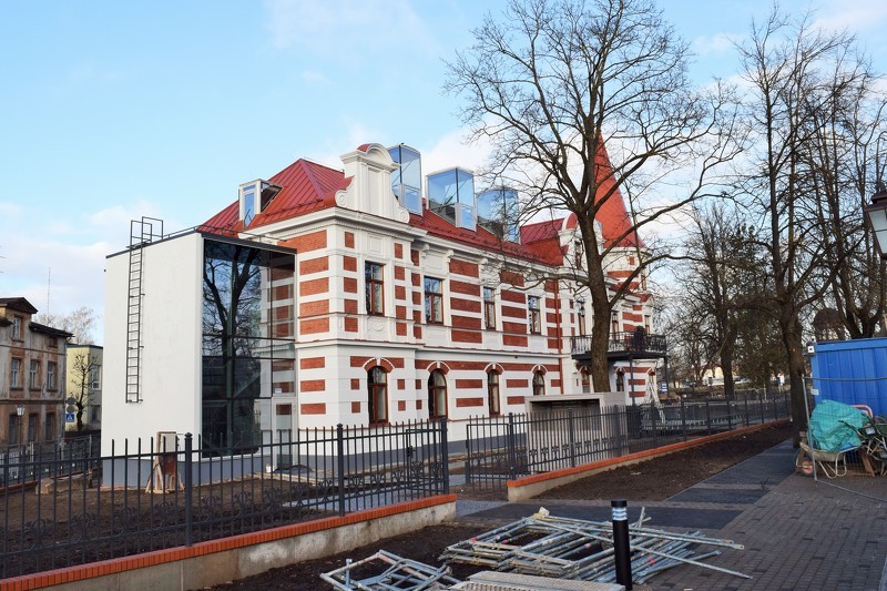 Atjaunoto bibliotēku piepilda ar grāmatām