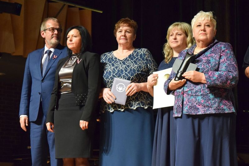 Cēsu Valsts ģimnāzija saņem Draudzīgā Aicinājuma fonda balvu „Mazā pūce”