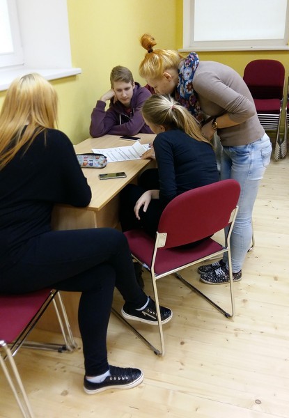 Cēsu Pilsētas vidusskolā projektu nedēļas ietvaros praktiskās nodarbības organizē Vidzemes Augstskolas studenti