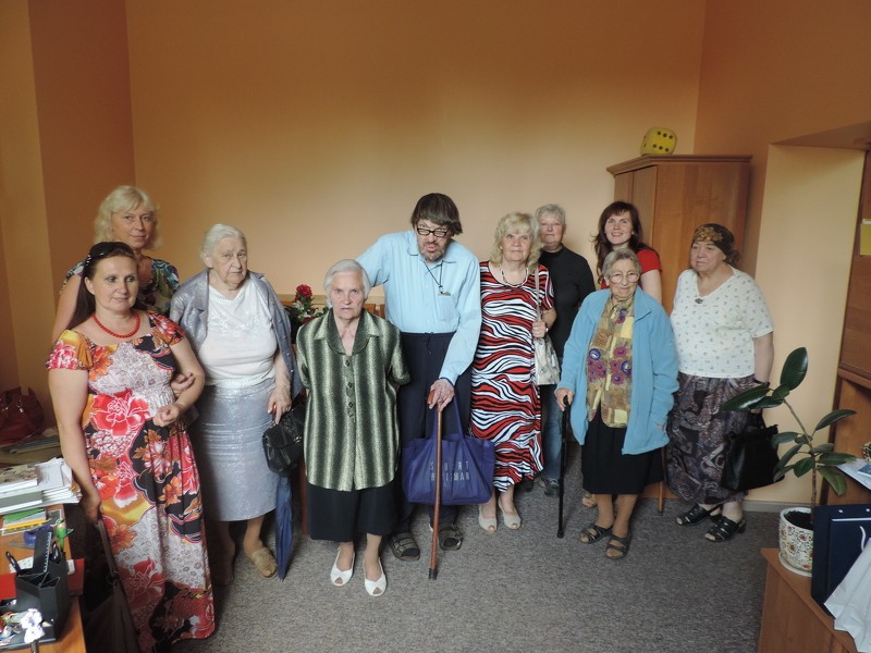 Seniori tiekas Vasarsvētku noskaņās