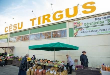 Cēsīs atcelti Lieldienu un paplašinātie tirgi; tirgotājiem papildu prasības PAPILDINĀTS