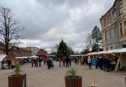 Nāc iepirkties Cēsu Ziemassvētku tirdziņā tiešsaistē