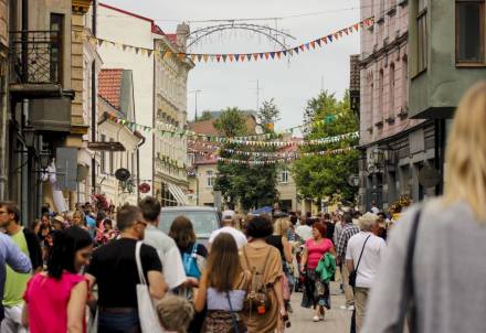 Aicinām balsot par svētku karodziņu atjaunošanu