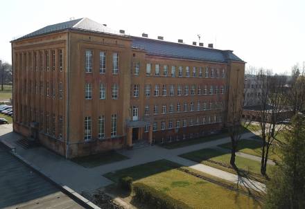 CVĢ skolēni piedalās nodarbībā par TV raidījumu producēšanu