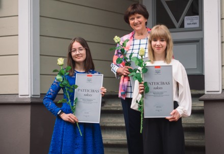 AKCMV audzēknes un pedagoģe saņem Kultūras ministrijas apbalvojumu