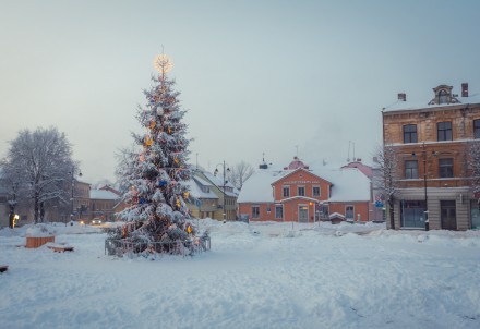 Piedzīvots gada lielākais sniegputenis; tehnika strādā bez apstājas