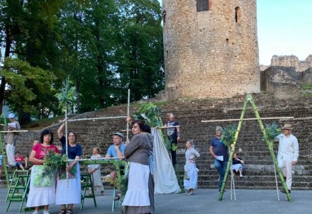 Pirmizrāde "Trīnes grēki" Cēsu pils parkā