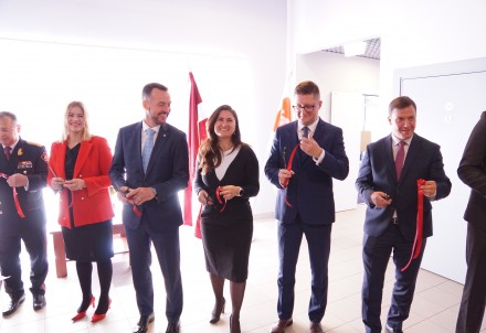 Cēsīs jauns 112 zvanu centrs; projektā 50 operatoru darbavietas