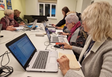 Cēsu novada iedzīvotāji Līgatnē ar aizrautību apgūst digitālās pamatprasmes