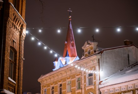 Nakts apgaismojumam ieteicamas spuldzes ar dzelteno vai sarkano gaismas spektru