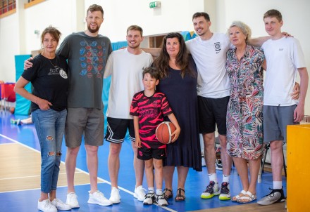 Ar brāļu Kurucu dalību, Cēsīs aizritējusi Basketbola diena