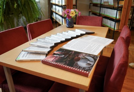 Cēsu pilsētas Valdemāra bibliotēkā pieejams plašs grāmatu krājums cilvēkiem ar redzes traucējumiem