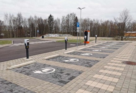 Cēsīs atklāti jauni elektroautomobiļu uzlādes punkti