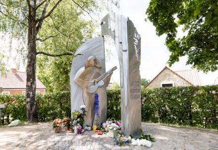 Haralda Sīmaņa piemiņas skulptūras atklāšana Cēsīs