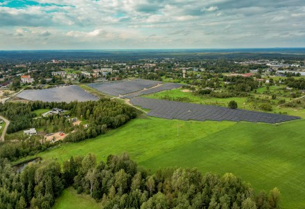 Cēsīs atklāta lielākā saules elektrostacija Latvijā