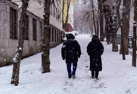 Norisinās aktīva ielu un ietvju tīrīšana; naktī uz sestdienu prognozēta intensīva snigšana