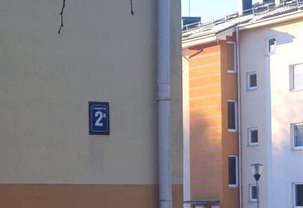 Ģimnāzijas ielas iedzīvotāji varēs saņemt jaunas ielu nosaukumu plāksnes
