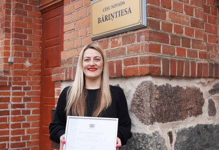Novērtē bāriņtiesas darbinieku veikumu