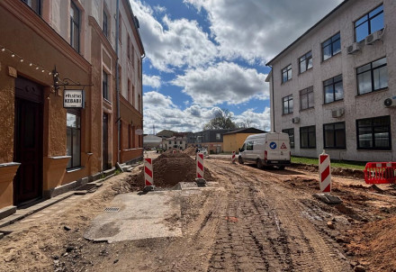 Turpinās būvdarbi Cēsu pilsētas Pļavas un Krišjāņa Valdemāra ielās