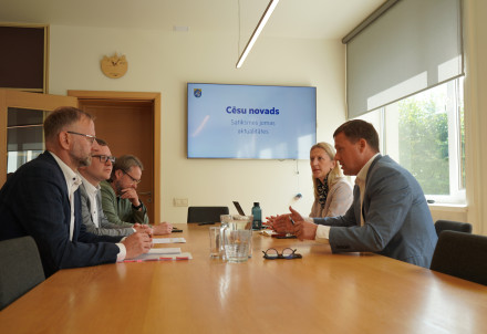 Satiksmes ministrs darba vizītē apmeklē Cēsu novadu