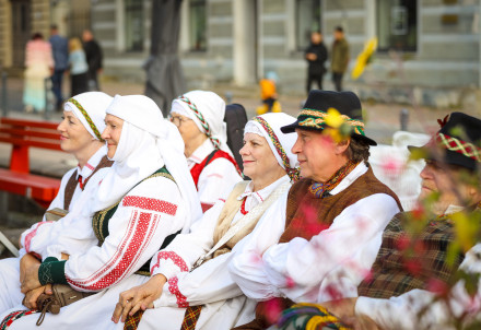 Saulainās noskaņās aizvadīts Baltijas ceļa atceres koncerts