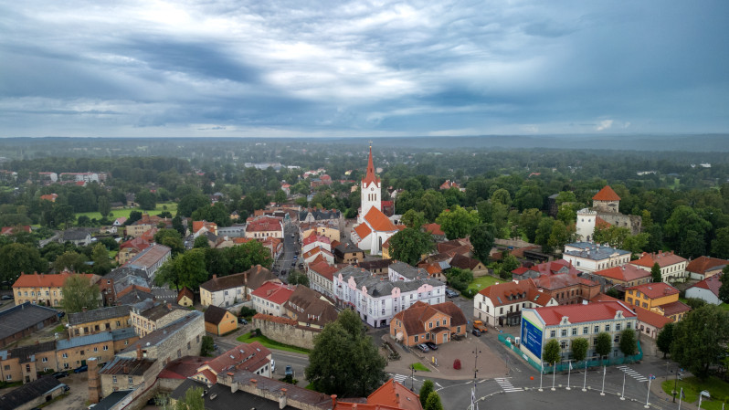 Piešķirt vecām ēkām jaunu dzīvi: Cēsīs testēs aprites būvniecības risinājumus