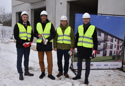 Cēsīs ielikts pirmais pamatakmens topošajai zemas īres maksas daudzdzīvokļu mājai