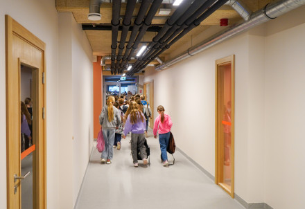 Cēsu Pilsētas vidusskolas 1.–6. klašu skolēni sāk mācības atjaunajās telpās