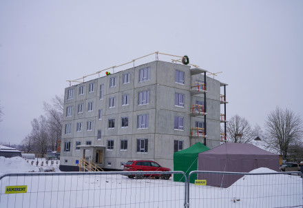 Saules ielā 10 nosvinēti spāru svētki jaunai “Siguldas būvmeistara" mājai