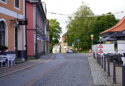 Gaidāmi īslaicīgi satiksmes ierobežojumi Rīgas ielā, Cēsīs
