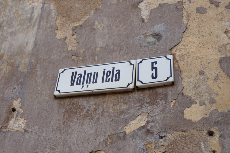 Īslaicīgs automašīnu stāvēšanas ierobežojums Vaļņu ielā, Cēsīs