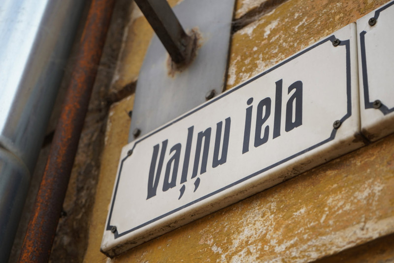 Īslaicīgi slēgs satiksmi Vaļņu ielā, Cēsīs