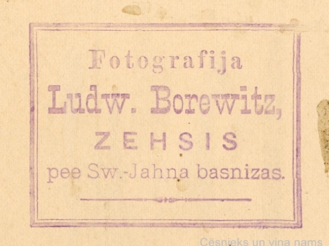 Fotogrāfa L. Borevica spiedoga nospiedums foto otrā pusē, 1901. gads