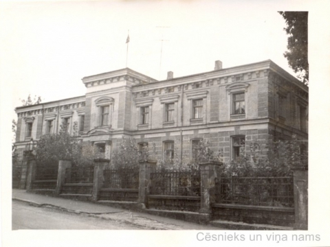 Ēka Bērzaines ielā 5; vēl saglabājies sākotnēji uzbūvētais žogs. 1960. gadi - CM 115765