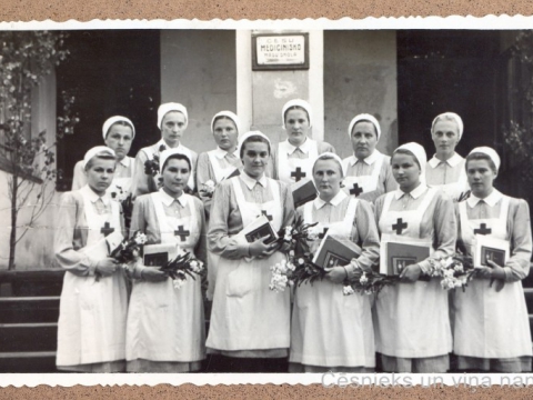 Cēsu medicīnas māsu skolas pirmais izlaidums 1947. gada jūnijā; foto no albūma CM 94225