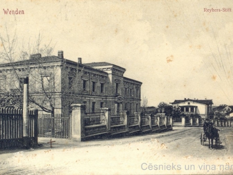 Wenden. Reyhers-Stift. - Cēsis. Reijera patversme Bērzaines ielā 5 uzcelta 1899. gadā; lejāk - nams Bērzaines ielā 7 uzcelts 1904. gadā. Pastkarti izdevis Ludvigs Borevics (1875-1913) Cēsīs ap 1907. - 1908. gadu.