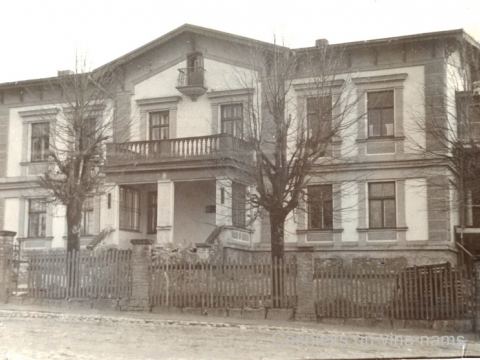 Cēsis, Bērzaines iela 7 - bijušais I. Friša nams. No 1945. gada līdz 1997. gadam - Cēsu medicīnas māsu skola. Foto ap 1952. gadu. - CM 112472