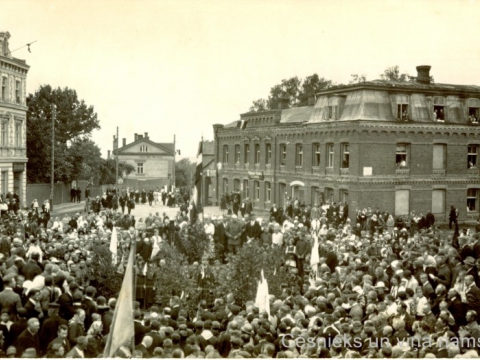 Attēla labajā pusē redzama sarkana ķieģeļu ēka, toreiz Valmieras ielā 2, foto 1924. gadā 22. jūnijā