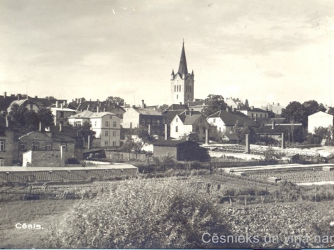 Cēsu panorāma no tā paša skatu punkta 20. gs. 30. gados; pie CM 16223